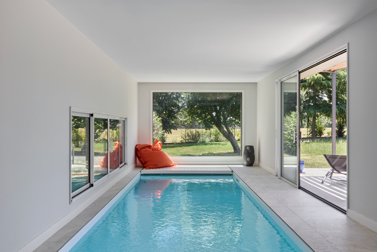 Piscine intérieure : pourquoi l’entretien ne s’arrête-t-il pas à la qualité de l’eau ?
